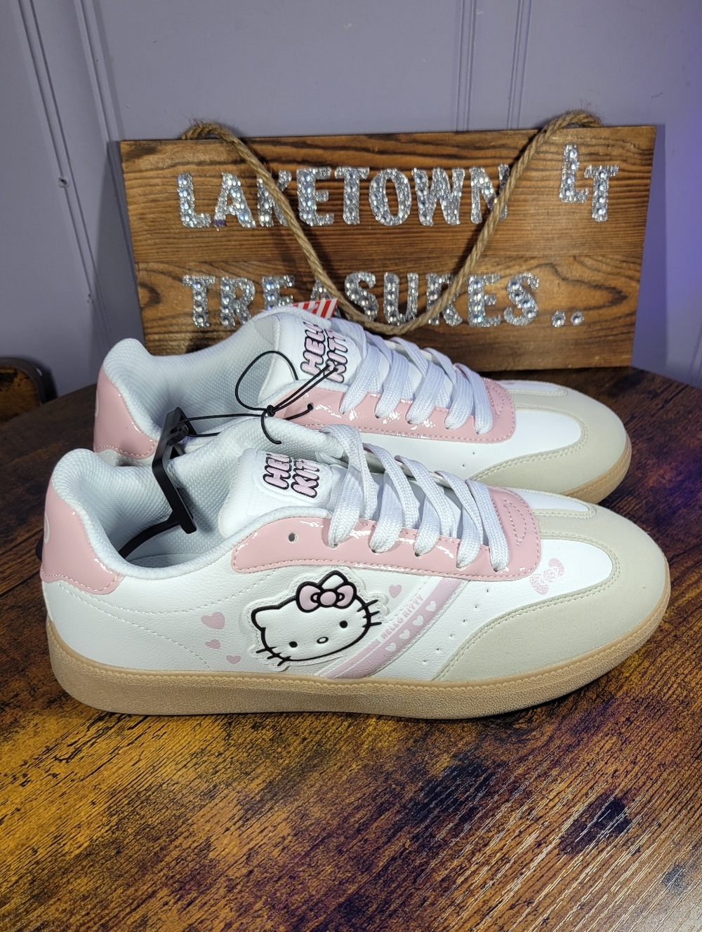Hello Kitty White Pink Low-Profile Graphic Sneakers ladies size 9 - Picture 2 of 11